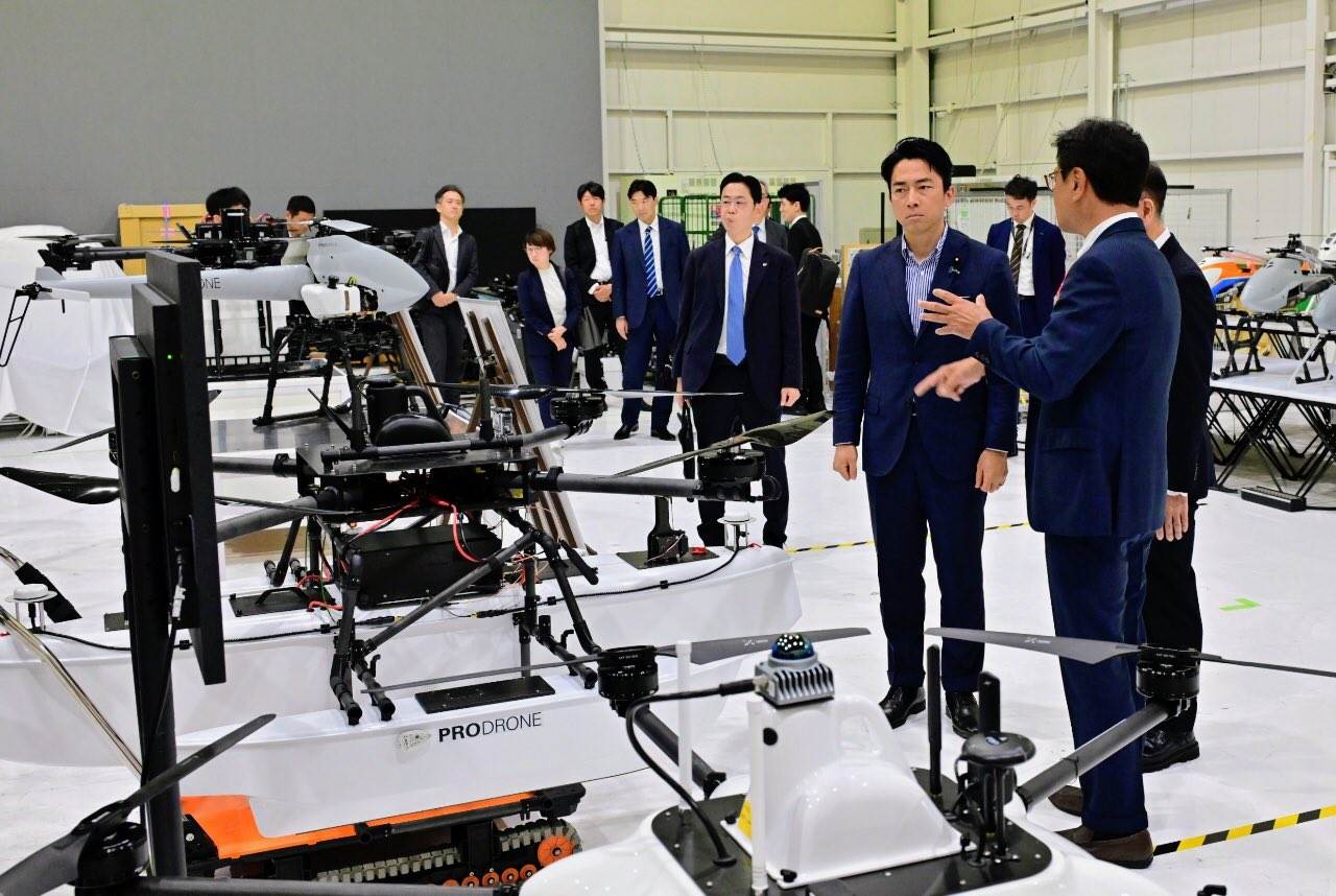 日本防衛大臣小泉進次郎參訪無人機製造工廠,強調自主生產無人機的重要。圖/日本防衛省